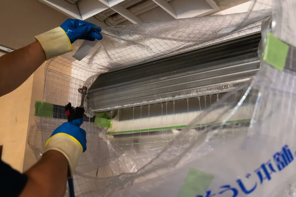 エアコン掃除している風景